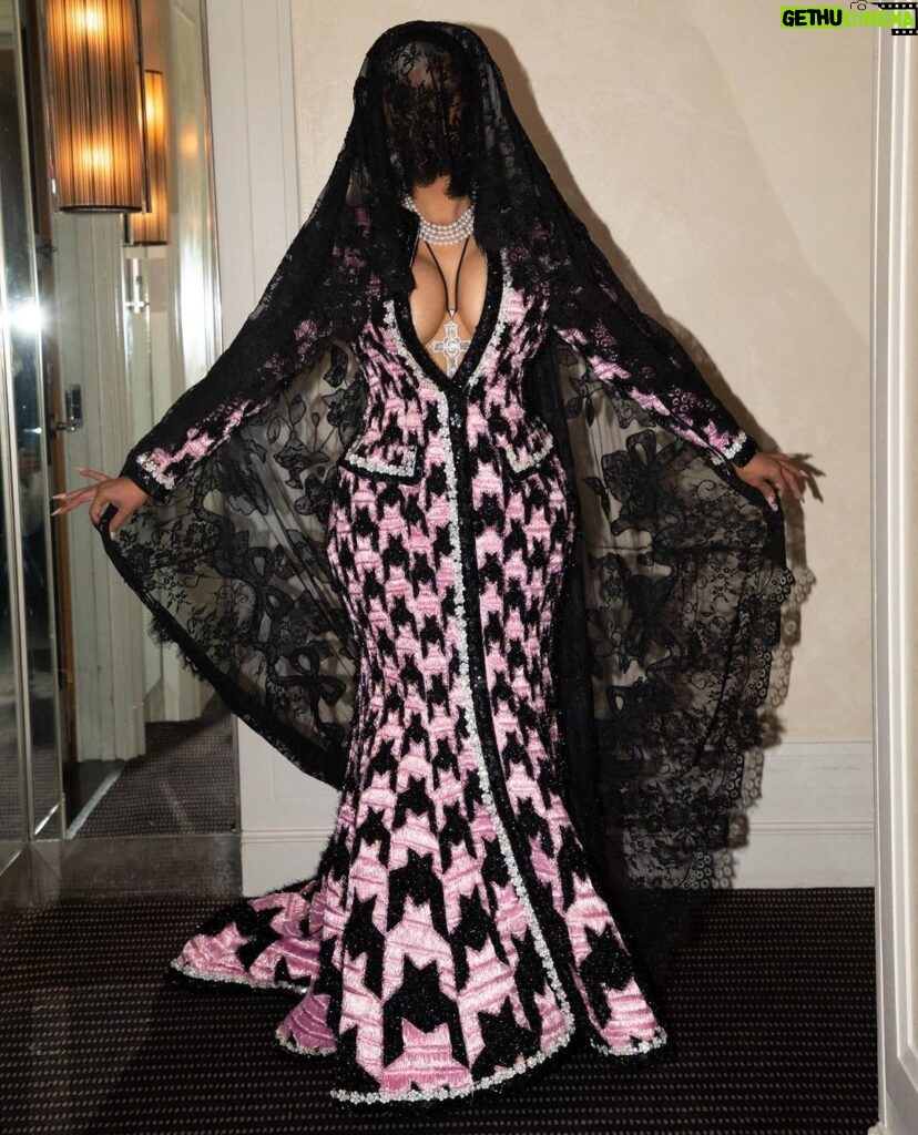 Cardi B Instagram - Soo what do you guys think Happens inside the Metgala? You know when I’m in @richardquinn I’m dress to KILL!🎀🖤