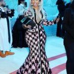 Cardi B Instagram - Soo what do you guys think Happens inside the Metgala? You know when I’m in @richardquinn I’m dress to KILL!🎀🖤