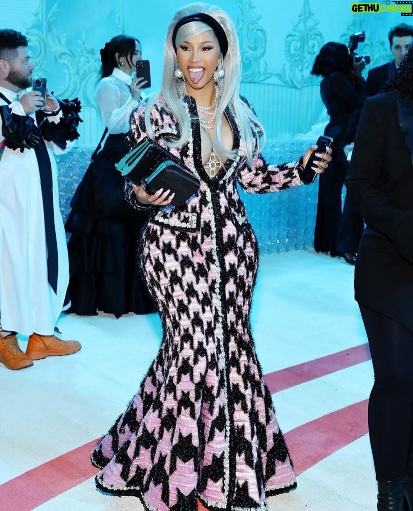 Cardi B Instagram - Soo what do you guys think Happens inside the Metgala? You know when I’m in @richardquinn I’m dress to KILL!🎀🖤