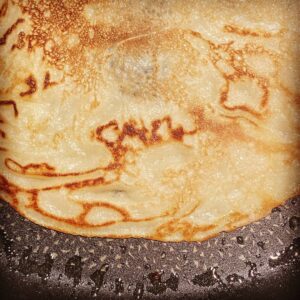 Carl Stanley Instagram - 1. Står det Carl på min egentillverkade pannkaka? 
2. Pizzakartongkonst.
3. Röd keps (läs: keps)  är verkligen inte min grej.
Trevlig lördag. Tänk på att allt löser sig bara man lägger sig i fosterställning och gråter tillräckligt länge.
Akta huet!