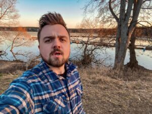 Carl Stanley Instagram - Sweden, jorden, uniwerze. Littel mann by lake and ”klart wäder”.
Akta huet.