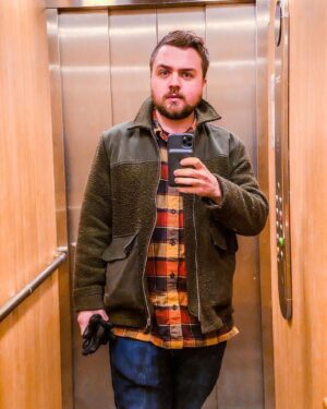 Carl Stanley Instagram - En man i en hiss på ett berg sa en gång: ”Hallå ja!”, till en herre i flipflops och golfkeps.
”Vad vill du?”, sa herren.
”Nä jag tänkte bara...”, sa mannen.
”Du ska inte tänka så jävla mycket. Du ska åka hiss och HÅLLA KÄFTEN!”

Resten är en mycket ointressant historia. Därför har jag valt att endast publicera den i pappersåtervinningen utanför Coop i Vinsta. Akta huet.