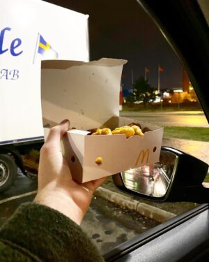 Carl Stanley Instagram - Sätt era Nuggets på kylning och låt glöggen fullkomligt TA ÖVER! Nu är ett nytt Tombola Podcast i allas liv. Släpp in Tombola i ditt hjärta och Tombola kommer att ge dig känslan av ”men vafan är detta...”. Och DEN KÄNSLAN hittar man inte överallt! Jag vill tacka @_marcusberggren för att han åtminstone försöker dölja sin nakna kropp när vi spelar in. 
Filmad version och ett extrasnack finns ute för alla som är patreons.
Akta huet.