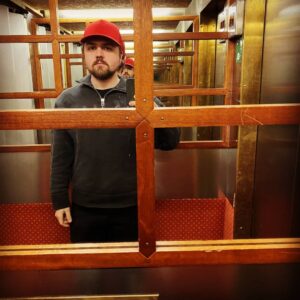 Carl Stanley Instagram - 1. Står det Carl på min egentillverkade pannkaka? 
2. Pizzakartongkonst.
3. Röd keps (läs: keps)  är verkligen inte min grej.
Trevlig lördag. Tänk på att allt löser sig bara man lägger sig i fosterställning och gråter tillräckligt länge.
Akta huet!