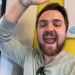 Carl Stanley Instagram - Hallåja. Sommar. Gig. Mat. Folk med strumpor. Loger. Osv. Akta huet🎠