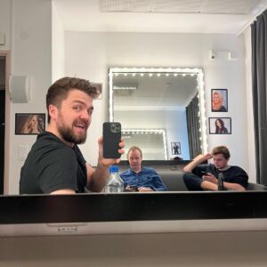 Carl Stanley Instagram - Otrolig jävla nypremiärhelg för Akta Huet! Tack alla som kom och tack Alla som säger fina saker om showen❤️

Vill man komma och kolla så finns det lite biljetter kvar (kanske att man ska snabba sig en aning). Länk i bio!