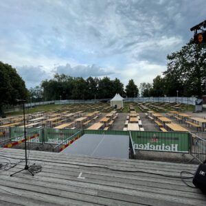Carl Stanley Instagram - Hallåja. Sommar. Gig. Mat. Folk med strumpor. Loger. Osv. 
Akta huet🎠