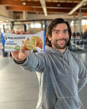 Carlo Pedersoli Jr. Instagram - Ragazzi questa volta abbiamo esagerato 🤤sono lieto di presentarvi il nuovo prodotto che io ed il mio super team abbiamo realizzato.. si tratta di un cornetto proteico dalle caratteristiche superiori.
12g di proteine per unità , low sugar , GMO free e soprattutto è adatto alla Keto Diet.
Questo vorrà dire che al prossimo calo peso in vista del match potrò iniziare la mia giornata facendo una sana e buona colazione 😊💪🏻🔥 🥐 #budpower #cpjr #skyisthelimit
