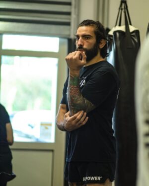 Carlo Pedersoli Jr. Instagram - Ogni volta che sono in stage per me è un esperienza nuova.. grazie a tutti i ragazzi che sono venuti ad allenarsi e mi hanno dedicato la loro attenzione. Spero di avervi tramandato parte di ciò che studio da sempre 🔥 #CPJr #SkyIsTheLimit #Semento