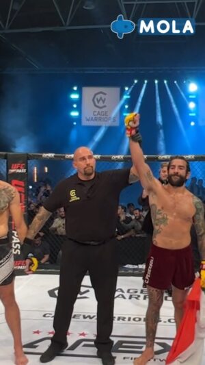 Carlo Pedersoli Jr. Instagram - Un super @carlopedersolijr che vince per sottomissione un match tutt'altro che scontato 🇮🇹💪🏽
Dopo il trionfo, tutta la gioia e l'emozione del "capitano"

#mma #cagewarriors #carlopedersoli #champion #pedersoli #fight #fighting #molafight #Mola