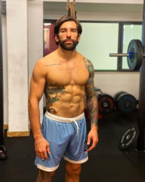 Carlo Pedersoli Jr. Instagram - 𝕽𝖔𝖒𝖆 𝕺 𝖒𝖔𝖗𝖙𝖊 #CageWarriors #CPJr #SkyIsTheLimit #Semento