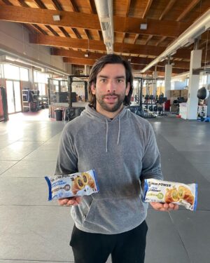 Carlo Pedersoli Jr. Instagram - Ragazzi questa volta abbiamo esagerato 🤤sono lieto di presentarvi il nuovo prodotto che io ed il mio super team abbiamo realizzato.. si tratta di un cornetto proteico dalle caratteristiche superiori.
12g di proteine per unità , low sugar , GMO free e soprattutto è adatto alla Keto Diet.
Questo vorrà dire che al prossimo calo peso in vista del match potrò iniziare la mia giornata facendo una sana e buona colazione 😊💪🏻🔥 🥐 #budpower #cpjr #skyisthelimit