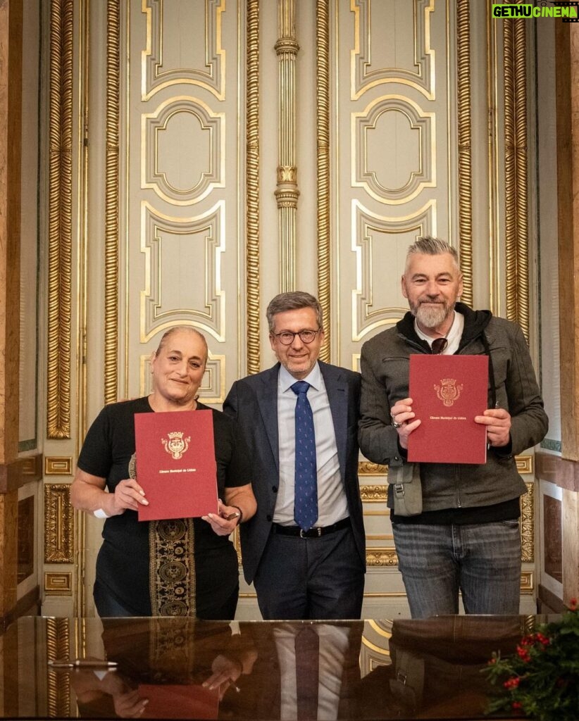 Carlos Moedas Instagram - 🔑🏠 Ultrapassámos as 1 500 chaves entregues. Estas chaves representam a mudança na vida de várias famílias e representam também o trabalho que temos vindo a desenvolver na área da habitação. Demos também um passo importante na melhoria da vida das pessoas com a assinatura de protocolos de cooperação com a Associação Recreativa de Moradores e Amigos do Bairro da Boavista e com a Associação de Moradores do Bairro Padre Cruz. #habitacao #cmlisboa #lisboa