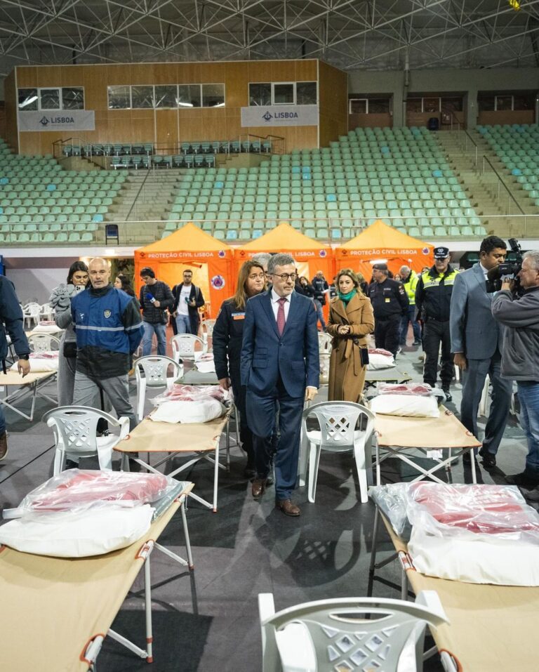 Carlos Moedas Instagram - ❗️ Era preciso atuar antes da situação piorar. Ativámos o Plano de Contingência para as Pessoas em Situação de Sem Abrigo devido às temperaturas baixas. O Pavilhão Municipal Casal Vistoso está a funcionar como centro de acolhimento garantindo refeições e bebidas quentes, roupa, banho, artigos de higiene pessoal e serviços de saúde. Este plano tem também equipas técnicas de rua, estações de metro abertas durante a noite e parceiros que distribuem alimentos e roupa.