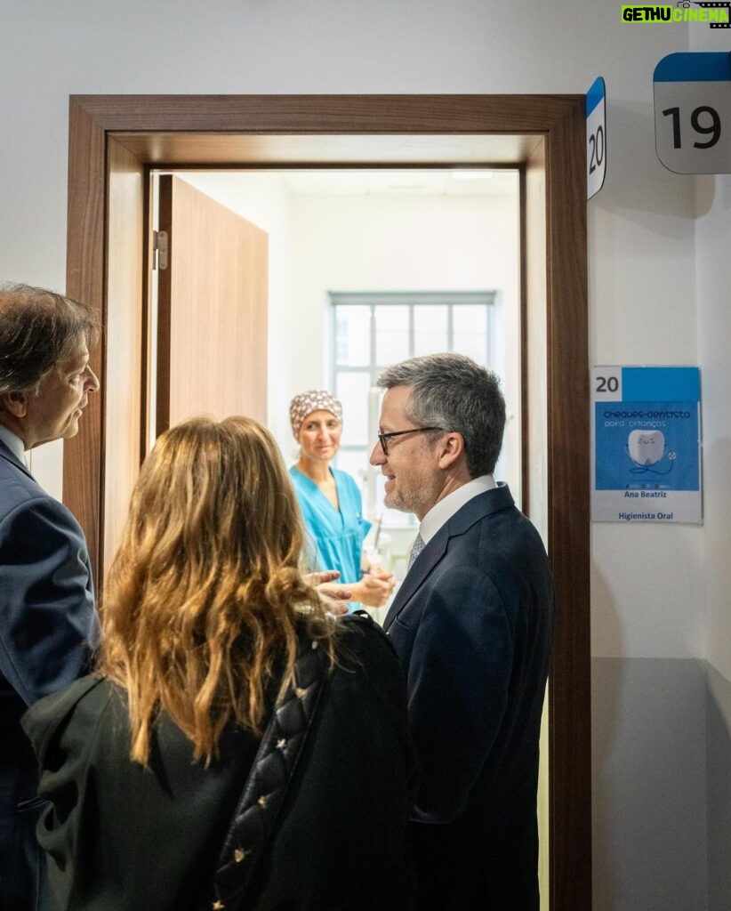 Carlos Moedas Instagram - Inaugurámos a Unidade de Saúde de Alcântara 🙌 Este centro de saúde teve um investimento de 4.6 milhões de euros e vai acolher mais de 15 000 utentes. Estamos a construir um Estado Social Local que complementa o Estado Social Nacional. Fazêmo-lo com o Plano de Saúde Lisboa 65+, com os mais de 20 milhões de euros investidos em 5 novos centros de saúde e com os rastreios mamários gratuitos. Este Estado Social Local faz-se com uma saúde mais próxima, mais acessível e mais forte. #estadosociallocal #lisboa #cmlisboa #saude #centrodesaude