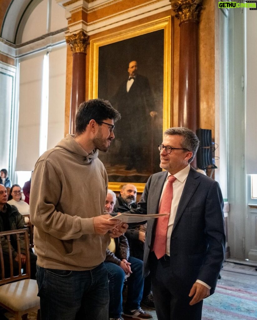 Carlos Moedas Instagram - Dia de entrega de chaves 🙌 Entregámos as chaves de casas dos vários programas municipais de habitação. A habitação digna é uma prioridade. Estamos a investir mais, a construir mais, a reabilitar mais e a criar novos programas para combater as desigualdades na habitação. O caminho é longo, mas não desistimos. #habitacao #lisboa #cmlisboa