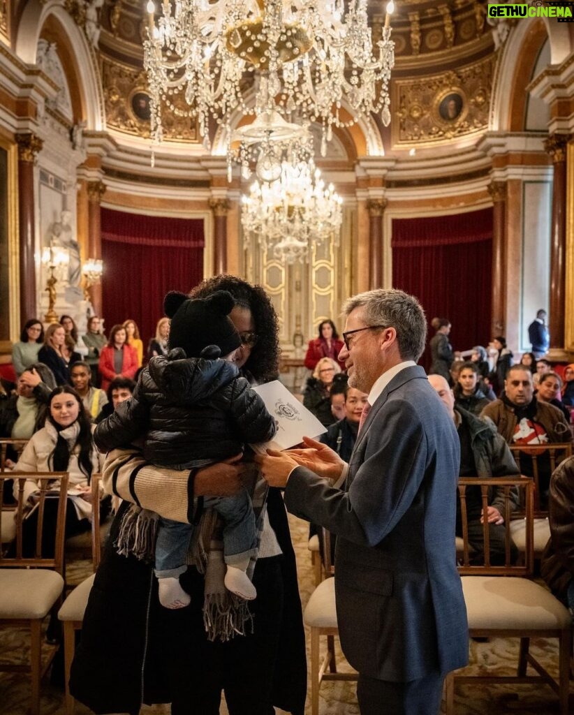 Carlos Moedas Instagram - Dia de entrega de chaves 🙌 Entregámos as chaves de casas dos vários programas municipais de habitação. A habitação digna é uma prioridade. Estamos a investir mais, a construir mais, a reabilitar mais e a criar novos programas para combater as desigualdades na habitação. O caminho é longo, mas não desistimos. #habitacao #lisboa #cmlisboa