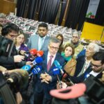 Carlos Moedas Instagram - ❗️ Era preciso atuar antes da situação piorar. Ativámos o Plano de Contingência para as Pessoas em Situação de Sem Abrigo devido às temperaturas baixas. O Pavilhão Municipal Casal Vistoso está a funcionar como centro de acolhimento garantindo refeições e bebidas quentes, roupa, banho, artigos de higiene pessoal e serviços de saúde. Este plano tem também equipas técnicas de rua, estações de metro abertas durante a noite e parceiros que distribuem alimentos e roupa.