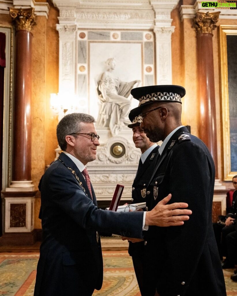 Carlos Moedas Instagram - 🎖️ Homenageámos aqueles que dão a vida por Lisboa: os nossos polícias municipais. Entregámos a Medalha de Bons Serviços Municipais aos agentes Luís Rodrigues, Germano Silva, Nuno Martins, Mário Caldeira, João Gomes, António Tomaz, Luís Rosário, Pedro Nunes e Maria José Parreira como reconhecimento do que fizeram e fazem todos os dias por Lisboa. Obrigado pelo vosso trabalho. #policiamunicipal #lisboa #cmlisboa