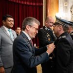 Carlos Moedas Instagram - 🎖️ Homenageámos aqueles que dão a vida por Lisboa: os nossos polícias municipais. Entregámos a Medalha de Bons Serviços Municipais aos agentes Luís Rodrigues, Germano Silva, Nuno Martins, Mário Caldeira, João Gomes, António Tomaz, Luís Rosário, Pedro Nunes e Maria José Parreira como reconhecimento do que fizeram e fazem todos os dias por Lisboa. Obrigado pelo vosso trabalho. #policiamunicipal #lisboa #cmlisboa