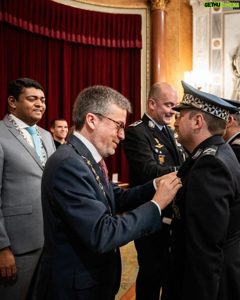 Carlos Moedas Instagram - 🎖️ Homenageámos aqueles que dão a vida por Lisboa: os nossos polícias municipais. Entregámos a Medalha de Bons Serviços Municipais aos agentes Luís Rodrigues, Germano Silva, Nuno Martins, Mário Caldeira, João Gomes, António Tomaz, Luís Rosário, Pedro Nunes e Maria José Parreira como reconhecimento do que fizeram e fazem todos os dias por Lisboa. Obrigado pelo vosso trabalho. #policiamunicipal #lisboa #cmlisboa