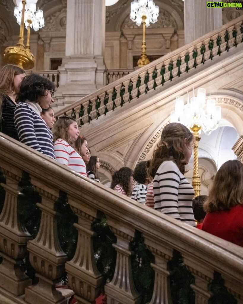 Carlos Moedas Instagram - 🎵 Dia de ouvir as janeiras nos Paços do Concelho cantadas pelo Coro ComPasso da Escola Artística de Música do Conservatório Nacional. #janeiras #lisboa #cmlisboa