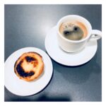 Carlos Nóbrega Instagram - Tuga’s mood! 😋 ⠀ ⠀ ⠀ ⠀ ⠀ #cafe #coffee #coffeehouse #coffeetime #pasteldenata #tuga #desayuno #pequenoalmoço #cnlive