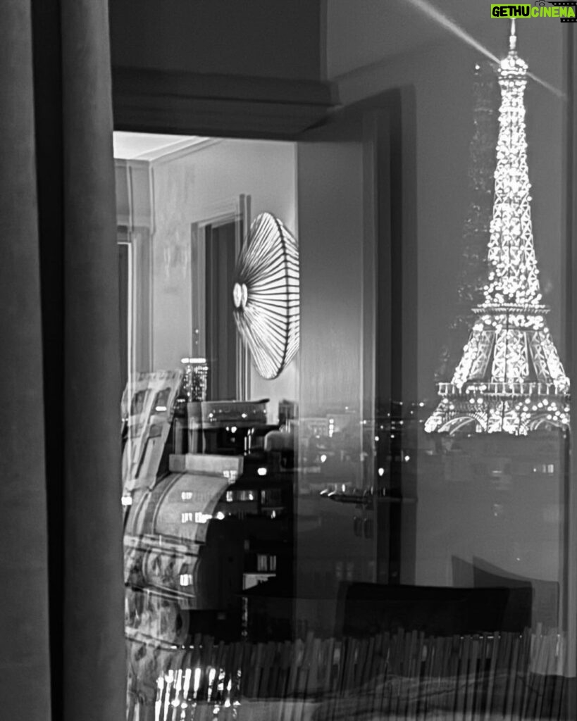 Carole Richert Instagram - Paris, le temps d’une pause …#bellevue #paris