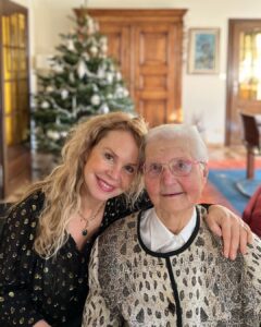 Carole Richert Instagram - Noël et la joie de pouvoir prendre dans mes bras ma grand-mère maternelle ! quelle chance! merveilleuse femme , dans quelques semaines, elle fêtera ses 99 ans…Née en février 1924! Qu’elle est belle 🤩🤩 …#generation #heritage #hymnealavie #sourire #grandmere #petitefille