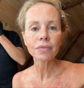 Carole Richert Instagram - Mais que m’arrive-t’il ? 🥵🥵🥵🥵 Merci au chef maquilleur #emmanuelpitois pour ses effets spéciaux époustouflants . Ma brûlante transformation promet de faire effet!!! #tournage #viedactrice #tvfilm #francetelevision #coupdechaud