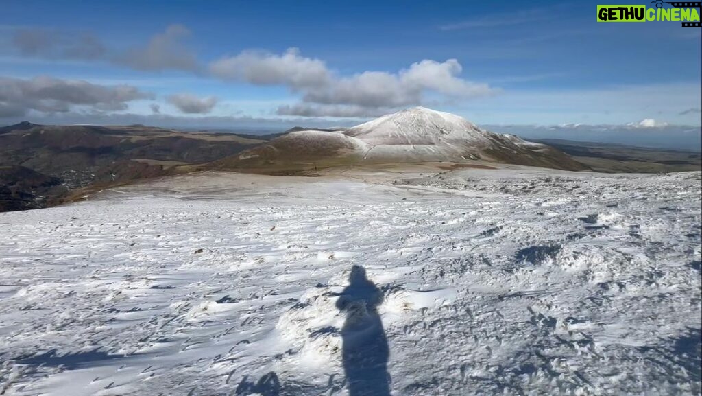 Carole Richert Instagram - Une bouffée d’air pur ! j’en rêvais! de la neige et des paysages magnifiques : L’AUVERGNE #montdore #auvergne #tournage