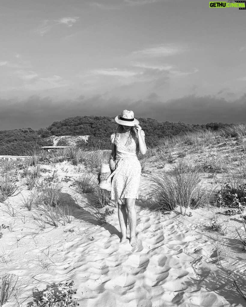 Carole Richert Instagram - Sable chaud et pieds nus…une dernière fois avant de fouler le bitume #findesvacances