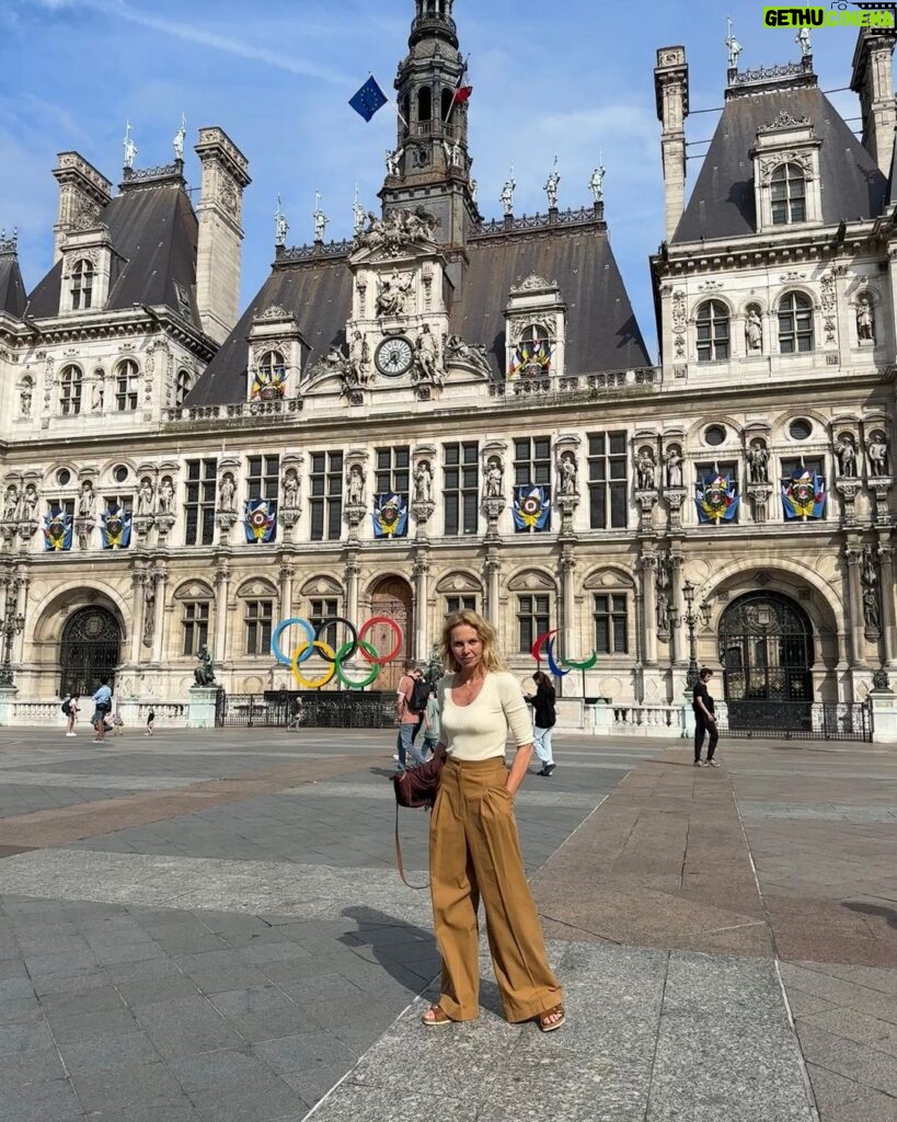 Carole Richert Instagram - Touriste❤️ #jaimeparis #hoteldeville #maville