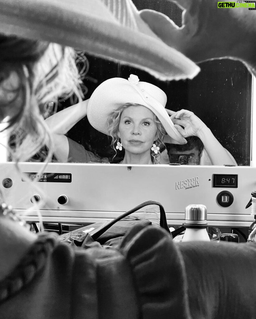 Carole Richert Instagram - Merci @agustingaliana , j’aime ton œil caché sous ma main 😉 décidément, ce chapeau est inspirant ! #tournage #clem