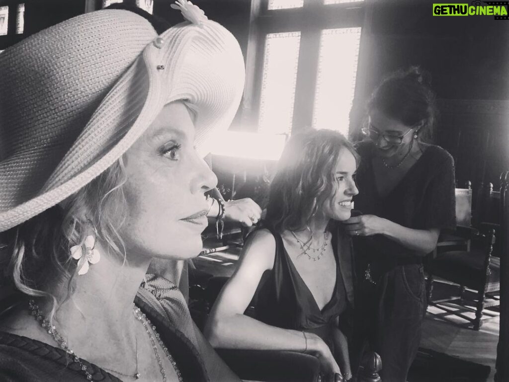 Carole Richert Instagram - Mélange de concentration, fatigue et bonne humeur . Magnifique @elodie_fontan et joli chapeau 😉 #clem