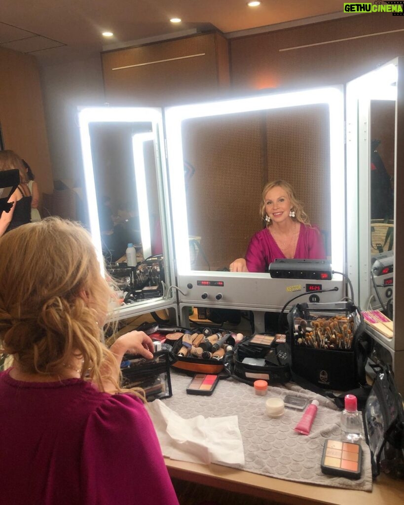 Carole Richert Instagram - C’est parti pour une semaine de tournage et ce rendez-vous quotidien au HMC ( habillage , Maquillage, coiffure) , pour entrer dans la peau d’un personnage! celui-ci je le connais bien 😉 #clem #mariefrancebrimont #serie #tf1 #merlinproduction #tournage #famille