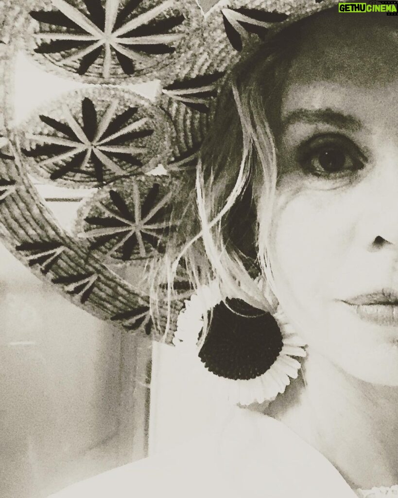 Carole Richert Instagram - Toujours un peu hors du temps l’essai costume #viedactrice #tournage