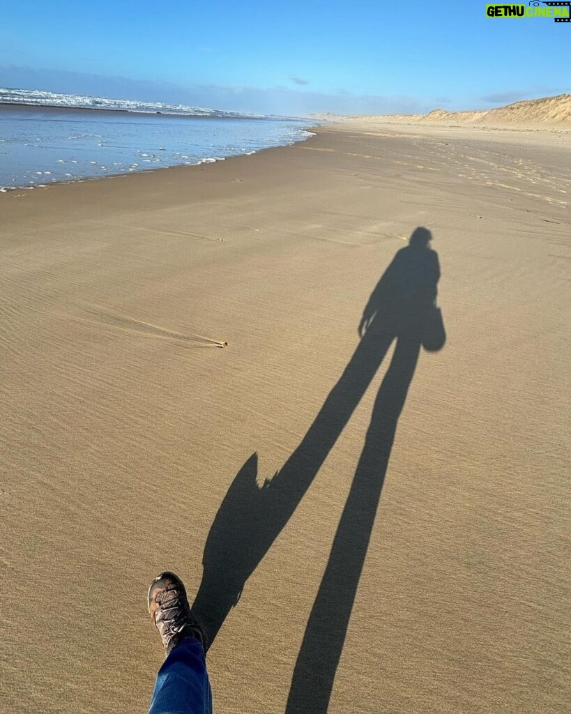 Carole Richert Instagram - Premiers pas, premier selfie, premières impressions, le soleil est là , le ciel est bleu …J’apprécie ce premier jour de l’an, je le vole à la morosité , l’embrasse et vous souhaite une belle année, la nature a un effet si puissant que j’en oublie parfois la réalité et me nourrit de cette beauté partout autour de moi …Je la partage, comme un cadeau…de Nouvel an! Bonjour 2024 ❤️❤️❤️ et mes meilleurs vœux à tous 🙏🌟 #2024 #nouvelan #espoir #paix #joie #douceur