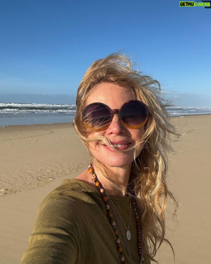 Carole Richert Instagram - Premiers pas, premier selfie, premières impressions, le soleil est là , le ciel est bleu …J’apprécie ce premier jour de l’an, je le vole à la morosité , l’embrasse et vous souhaite une belle année, la nature a un effet si puissant que j’en oublie parfois la réalité et me nourrit de cette beauté partout autour de moi …Je la partage, comme un cadeau…de Nouvel an! Bonjour 2024 ❤️❤️❤️ et mes meilleurs vœux à tous 🙏🌟 #2024 #nouvelan #espoir #paix #joie #douceur