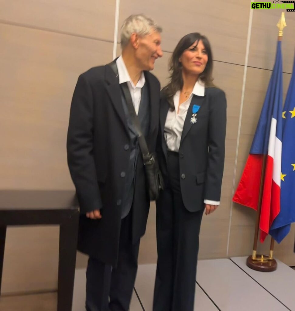 Carole Richert Instagram - Chevalière de l’Ordre du mérite 🌟…Hélène et son frère Vincent …Une émotion immense ! Hélène et sa mission pour que le regard des autres se tournent vers les personnes différentes qui ont tout à nous apprendre. Observer la joie d’un frère et d’une sœur qui ont rempli la mission d’ouvrir le cœur des autres. Merci à ma très chère amie d’être qui elle est ♥️ @helenemedigue @lesmaisonsdevincent #autisme