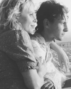 Carole Richert Instagram - Mon fils, aujourd’hui c’est ton anniversaire et tu pars pour la Nouvelle-Zélande, un vent de liberté souffle sur ta jeune vie, quel cadeau, envole-toi, sauve-toi, découvre-toi, quel changement dans ta vie , oui je suis bouleversée , c’est loin tout de même…et puis tout près , l’amour n’a pas de distance…Une maman n’est jamais loin…Je veille…Ton papa veille… toujours 🌟Joyeux anniversaire mon grand garçon et bon vol ❤️🌟🙏@vincentrlt @pauline_rlt #protection #voyage #grandir #amour #cadeaudelavie #changementdevie #experience #laviedevantsoi