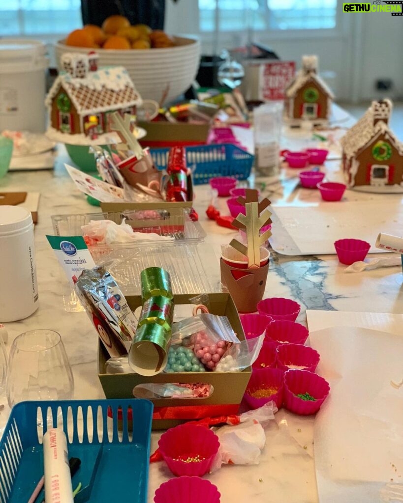 Casey Patterson Instagram - Sweet Holiday Highlight & sincerest thank you to @foodnetwork #gingerbread-goddess @chefgreeley for sharing a little of her magic with us! 👩🏻‍🍳⭐