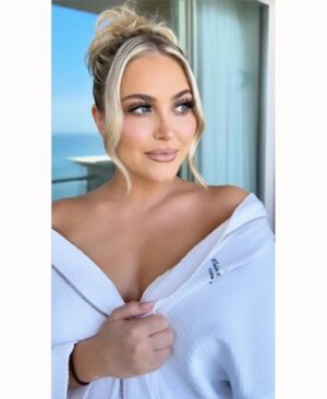 Cassandra Scerbo Instagram - -> swipe for a cute little video ☺️

Glam by the one & only @nicholerayartistry ✨