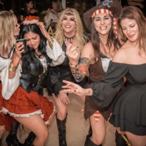 Cassandra Scerbo Instagram - HALLOWEEKEND🏴‍☠️

Throwing it back to @alainamarieee’s pirate murder mystery last weekend!

Wishing everyone a fun & safe Halloween! 🧡