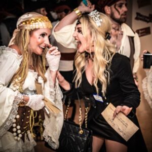 Cassandra Scerbo Instagram - HALLOWEEKEND🏴‍☠️

Throwing it back to @alainamarieee’s pirate murder mystery last weekend!

Wishing everyone a fun & safe Halloween! 🧡