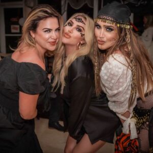 Cassandra Scerbo Instagram - HALLOWEEKEND🏴‍☠️

Throwing it back to @alainamarieee’s pirate murder mystery last weekend!

Wishing everyone a fun & safe Halloween! 🧡