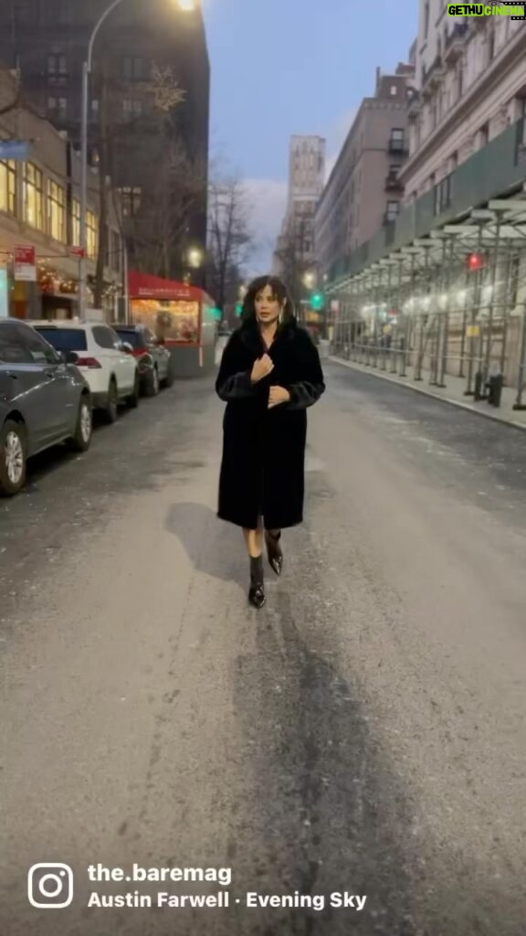 Catherine Bell Instagram - 💜🖤 #Repost @the.baremag ・・・ Strolling with the #gorgeous @therealcatherinebell #brooklyn #dusk #beauty #bareessentials #newyearseve #2023 ✨🥂🖤🥂✨