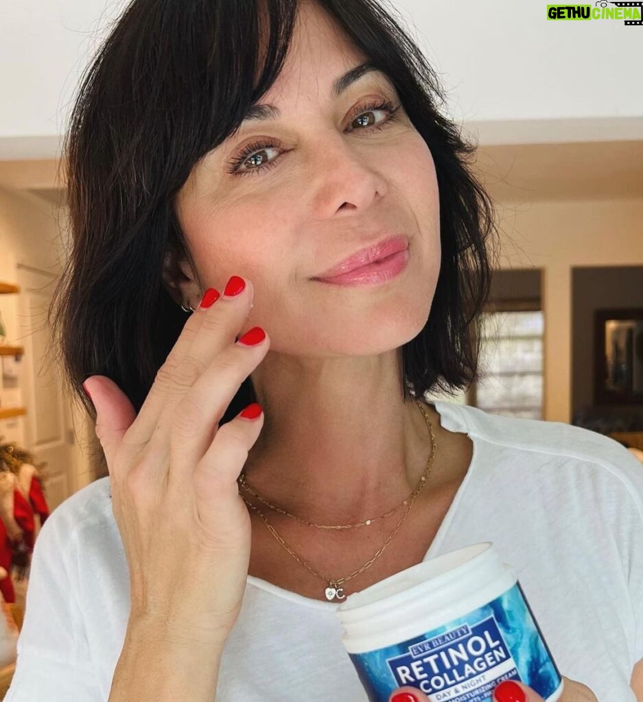 Catherine Bell Instagram - Still time for stocking stuffers!! 🎄❤️🎁 (link in bio!) #Repost @everliving.beauty ・・・ What is Retinol?! Retinol increases skin cell production. It helps unclog pores. Retinol also exfoliates your skin and increases collagen production, which can reduce the appearance of fine lines and wrinkles, giving your skin a fresher, plump appearance. Sound good? We got you! ♥️🎉⭐️🎄🎁💯