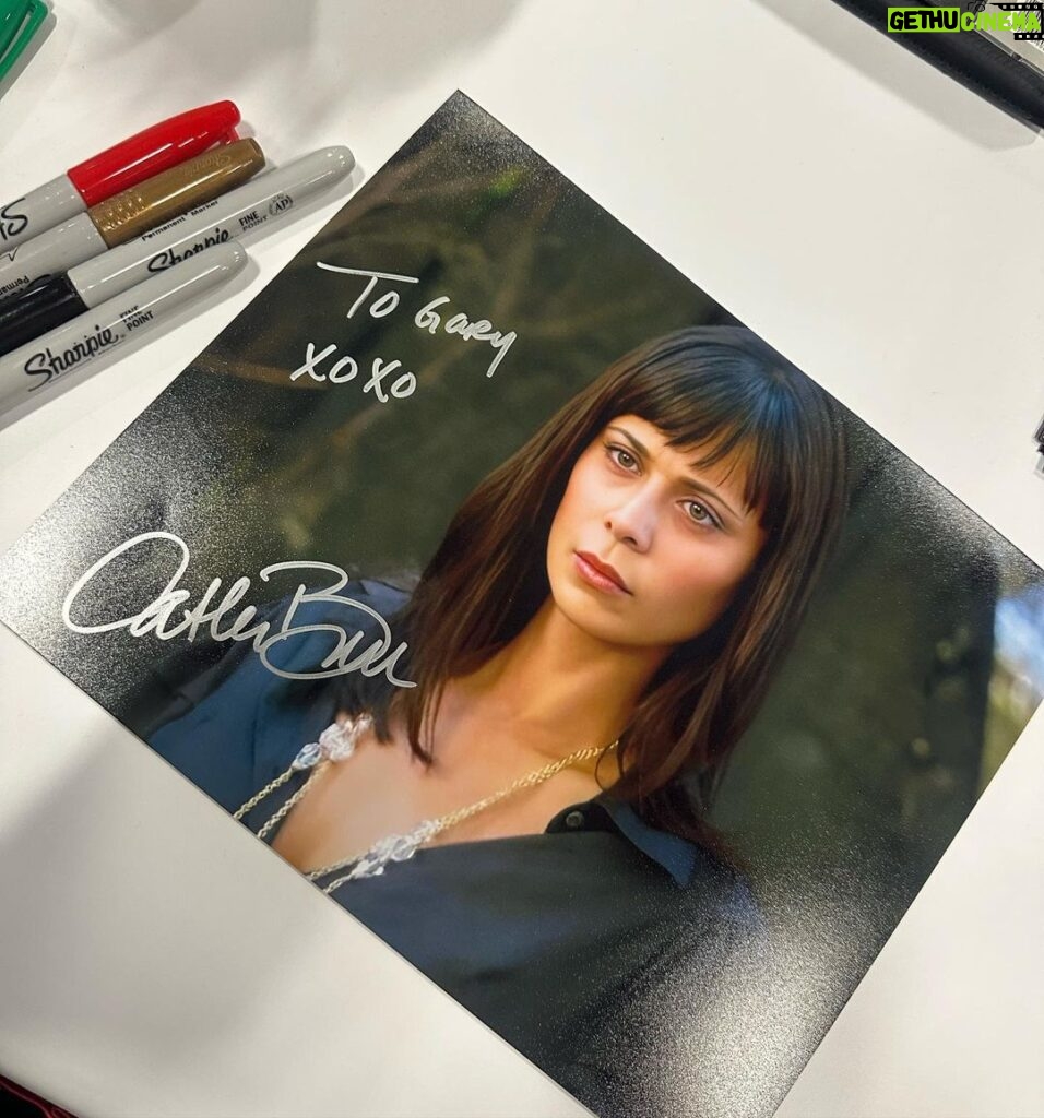 Catherine Bell Instagram - That Good Witch witchy stare !! Who knows which movie or season this is from?? (Love when fans bring unique photos for me to sign!) ❤️ @thats4ent #Christmascon #goodwitch
