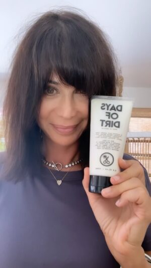 Catherine Bell Instagram - Nothing like a little Days of Dirt hair cream to get rid of the freshly washed frizz & give you that lived-in look! ❤️ love it @themensgroomer so does my son!! Perfect for his messy tousled hair 😉
#notanad #goodstuff #haircare 
Link in bio!